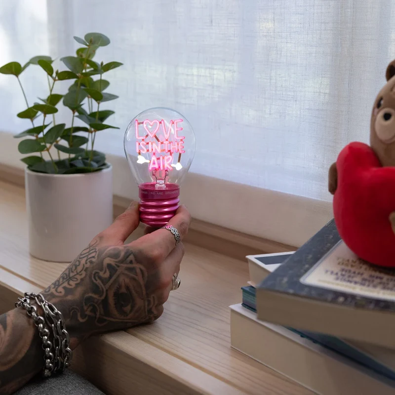 LAMPADA DA TAVOLA A FORMA DI LAMPADINA - LOVE IS IN THE AIR
