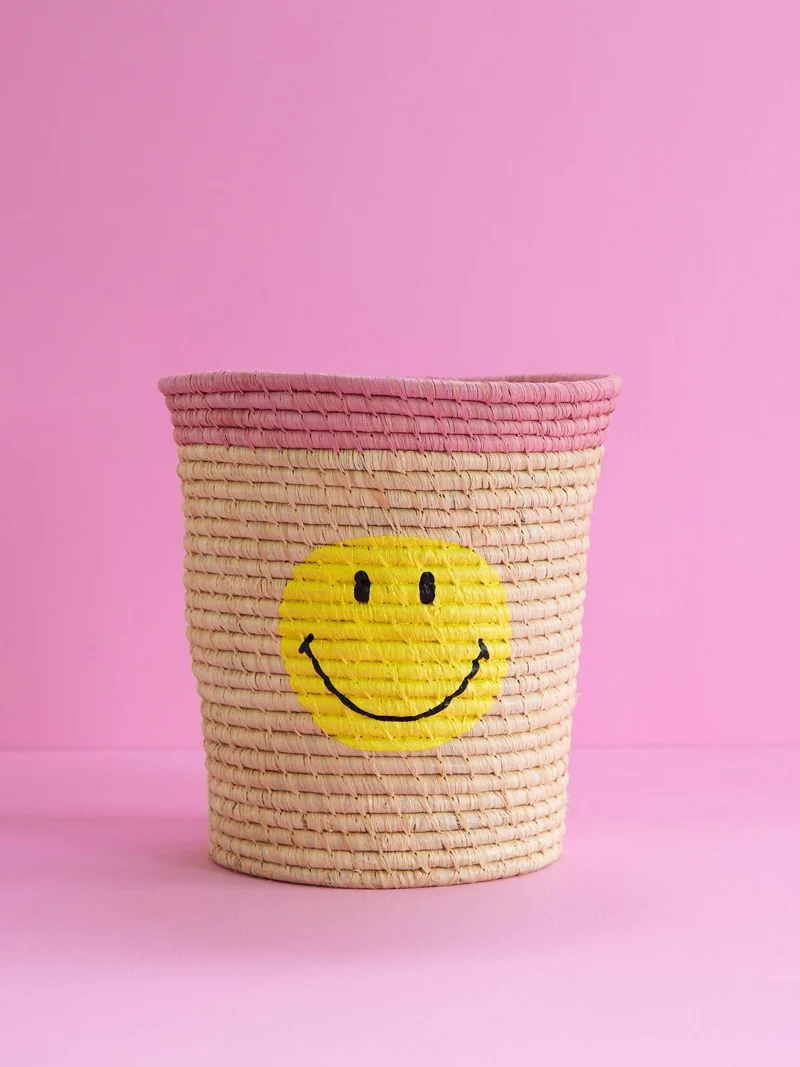 RAFFIA ROUND BASKET IN NATURE WITH SMILEY